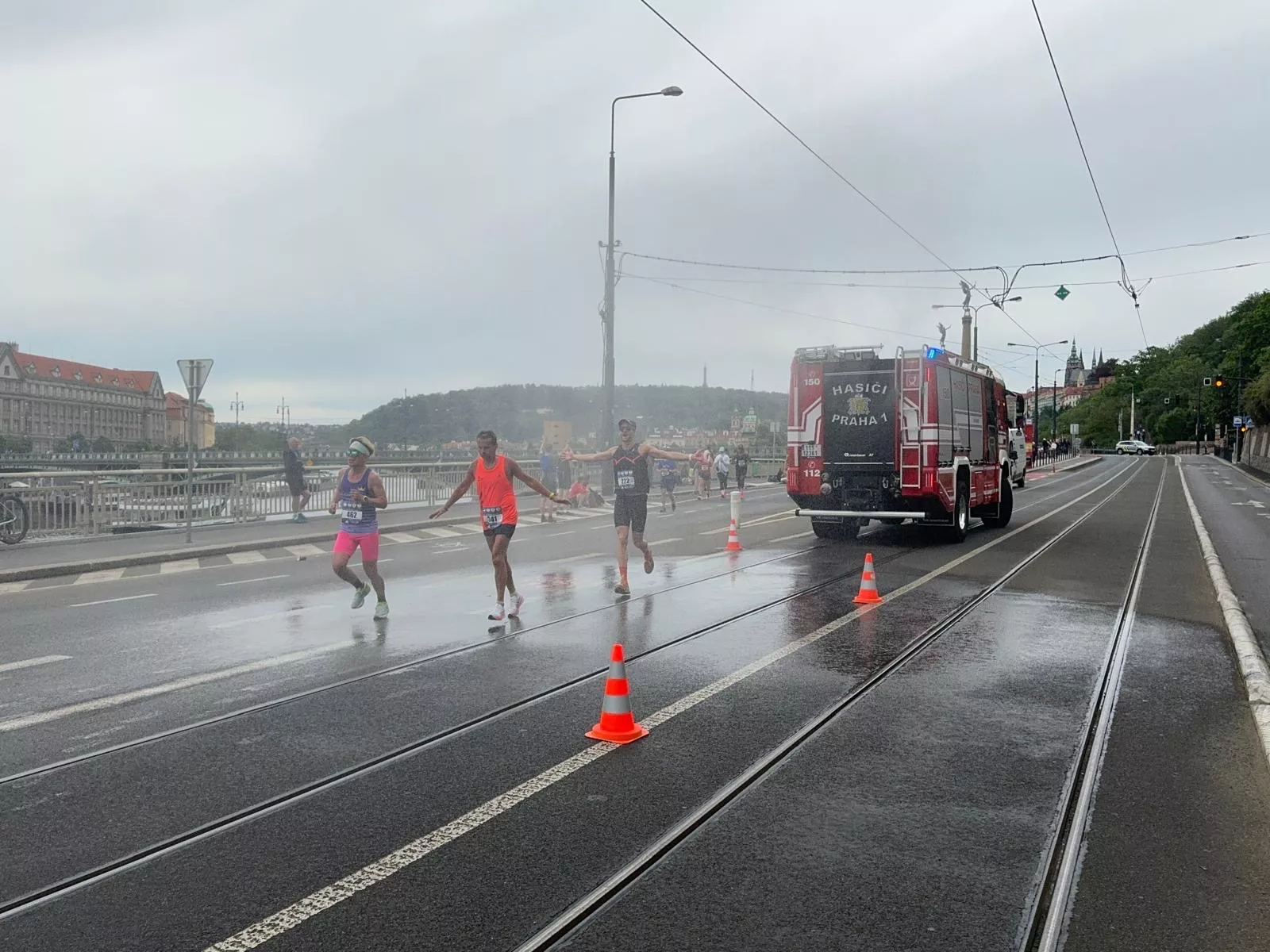 Hasiči Prahy 1 chladili běžce na pražském maratonu