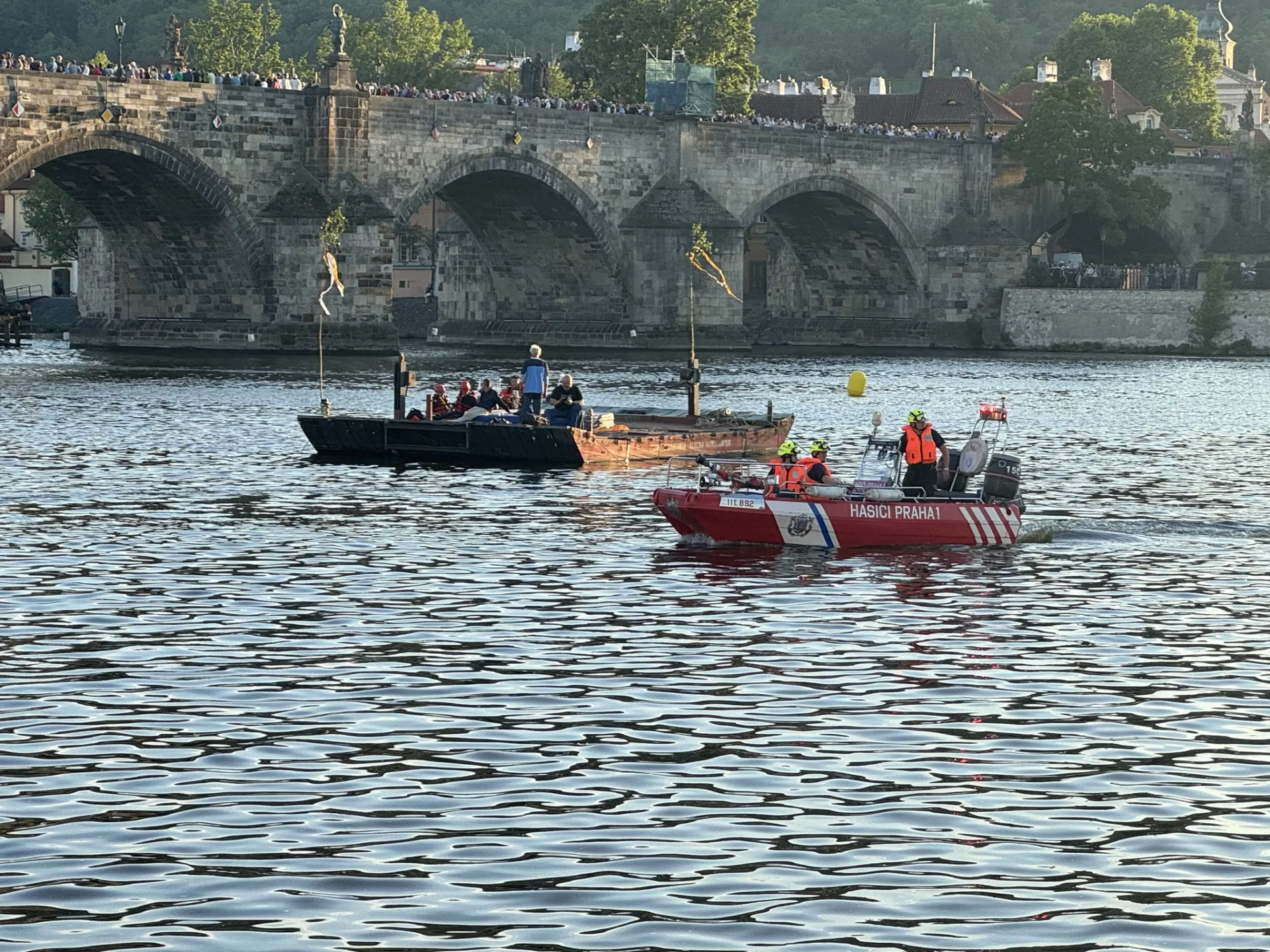 Hasiči Prahy 1 lovili z vody parašutisty při slavnostech Navalis