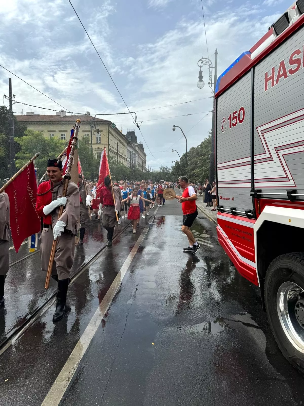 Hasiči Prahy 1: Od čerpání zatopených garáží po ochlazování sokolů v průvodu