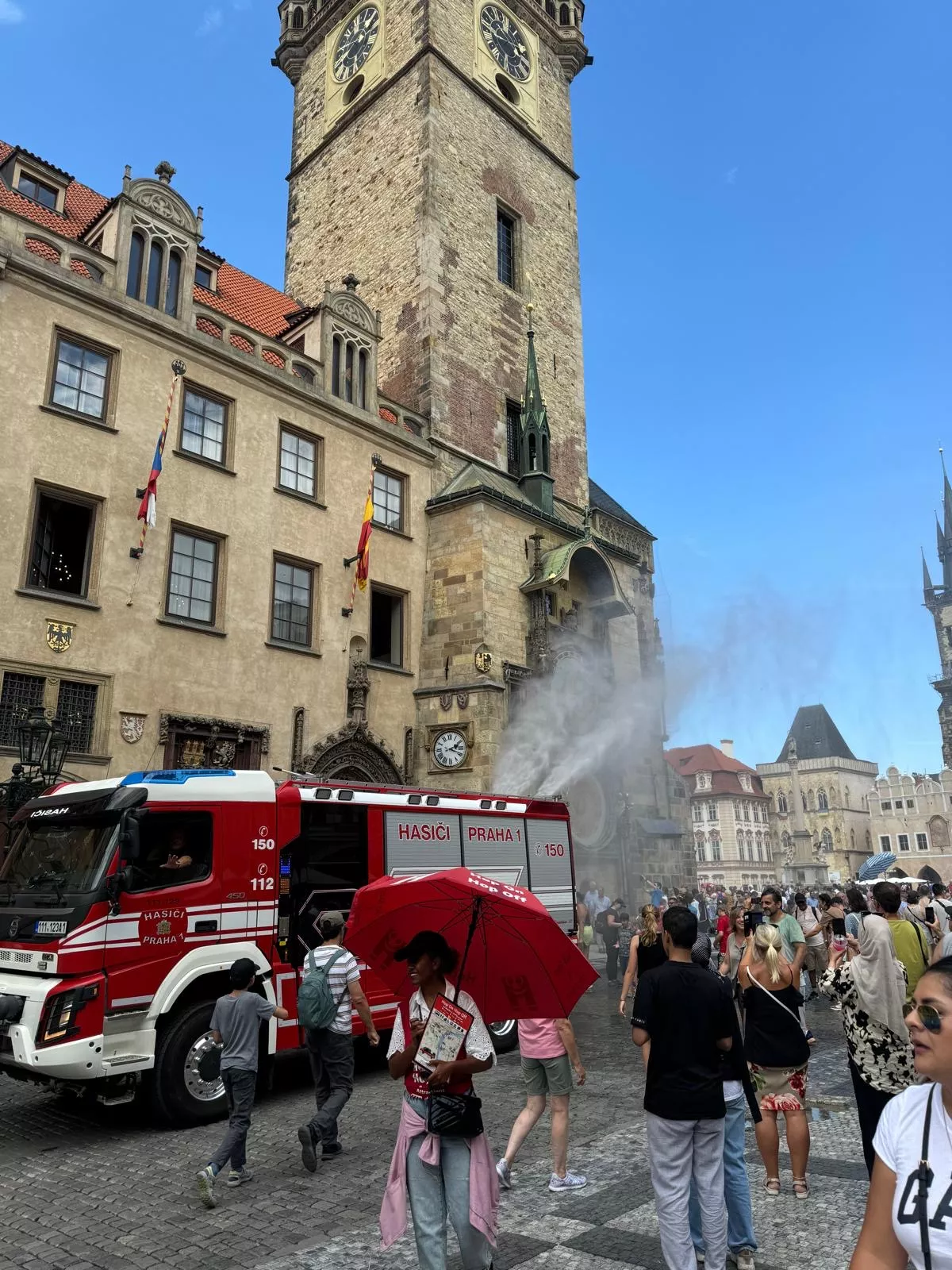 Praha 1 nasadila své dobrovolné hasiče k chlazení ulic